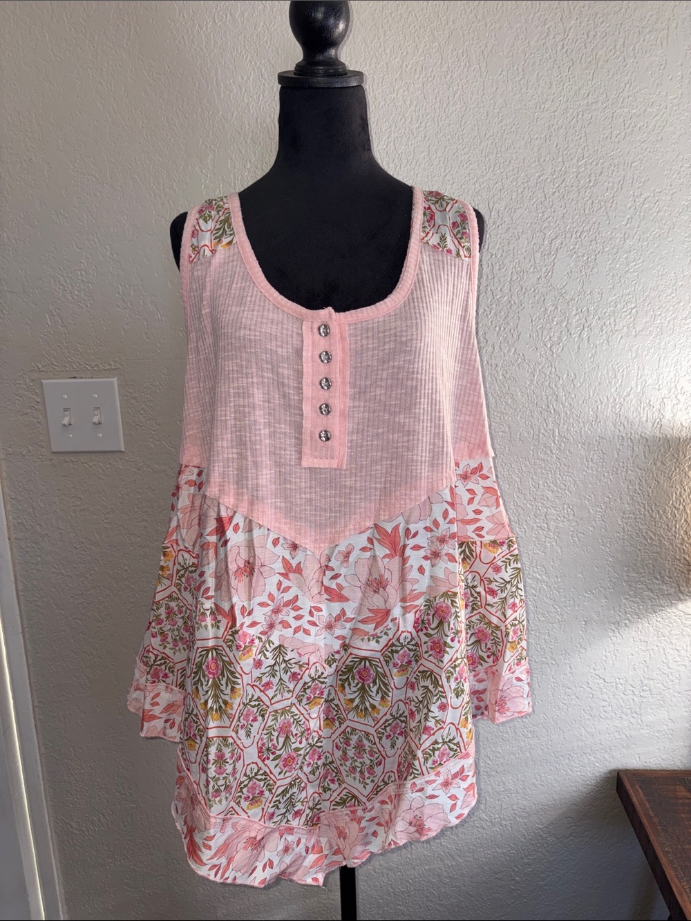 #P261 - NWOT - POL Pink Floral Tiered Sleeveless Tunic with Button Placket - L